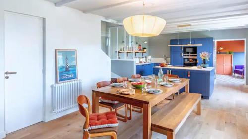 une cuisine et une salle à manger avec une table et des chaises dans l'établissement Villa La Marine-Jacuzzi-SPA-400m de la mer, à Loctudy