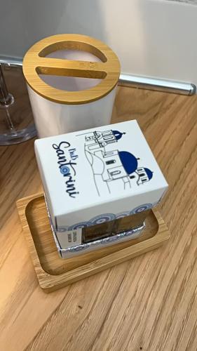a cake sitting on a wooden plate on a table at B&B Santorini in Scalea
