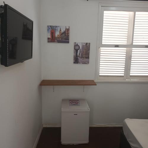 Μια τηλεόραση ή/και κέντρο ψυχαγωγίας στο Pousada Marduk excelente localização fotos atualizadas suites simples com banheiro privativo preço bom dispensamos hóspedes exigentes