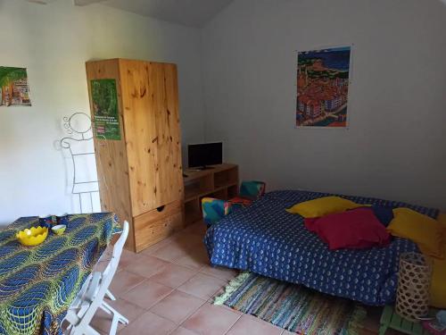 une chambre avec un lit et un bureau avec une télévision dans l'établissement Maison de Charme Herm, à Herm