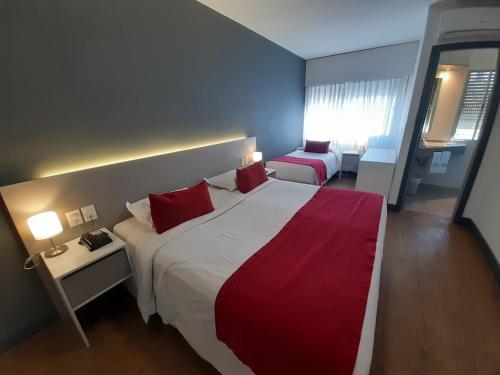 Postel nebo postele na pokoji v ubytování Oxford Hotel