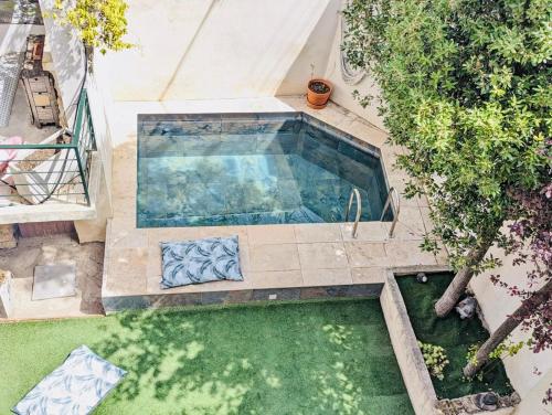 une vue aérienne d'une piscine dans une cour arrière dans l'établissement Casa Jenna, à Seillons-Source-dʼArgens