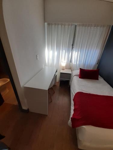 Postel nebo postele na pokoji v ubytování Oxford Hotel