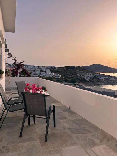 ナウサにあるLinardo's Cycladic Houseのバルコニー(椅子2脚、花のテーブル付)