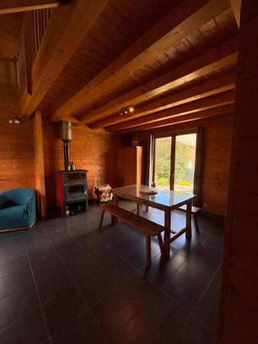 - un salon avec une table et une cuisinière dans l'établissement Maison écoresponsable classée 3 étoiles avec son jardin clos, à Donzy