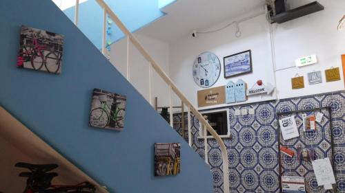 Uma TV ou centro de entretenimento em Alameda Hostel