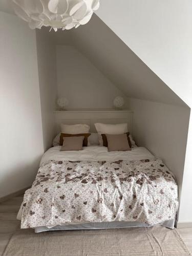 Ce lit se trouve dans une chambre blanche dotée d'un plafond blanc. dans l'établissement Charmant T2 Meaux-gare proche Disney-Paris, à Meaux