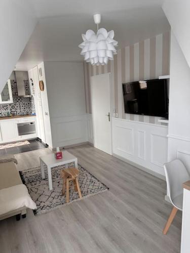 un salon avec un canapé et une table dans l'établissement Charmant T2 Meaux-gare proche Disney-Paris, à Meaux