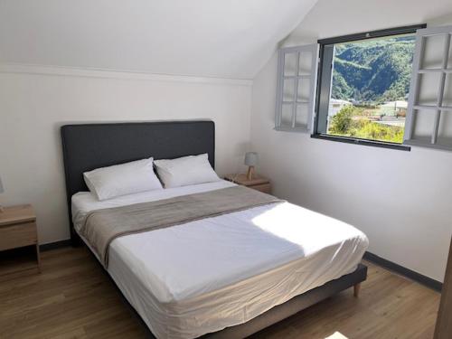 Katil atau katil-katil dalam bilik di La Josette - Appartement avec jardin privatif