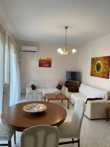 Χώρος καθιστικού στο Eva's Apartment 2 BDR