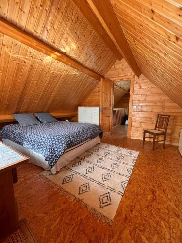 une chambre avec un lit dans une cabane en bois dans l'établissement Maison écoresponsable classée 3 étoiles avec son jardin clos, à Donzy