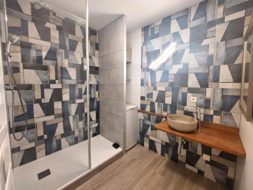 une salle de bain avec douche et lavabo dans l'établissement Residence Les Sycomores - Spacieux logement avec sa grande terrasse de 50m² ! MAE-2661, à Aix-les-Bains