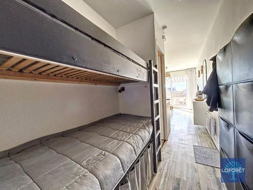 une chambre avec un lit superposé dans une pièce dans l'établissement Studio Alcôve près de la plage avec balcon et WiFi - Quartier Arago - FR-1-331-229, à Les Sables-dʼOlonne