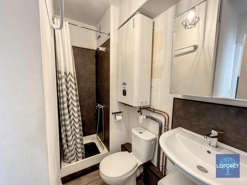 une salle de bain avec toilettes, lavabo et douche dans l'établissement Studio Alcôve près de la plage avec balcon et WiFi - Quartier Arago - FR-1-331-229, à Les Sables-dʼOlonne