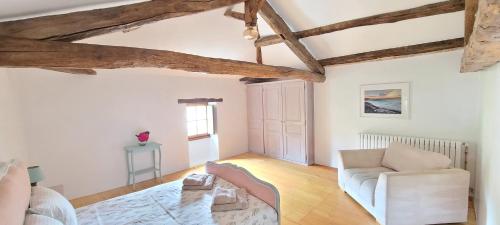 un salon avec un canapé blanc et une table dans l'établissement Gite de Calvet, à Sainte-Croix