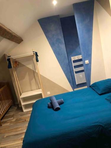 - une chambre dotée d'un lit bleu avec un ours en peluche dans l'établissement Appartement Caraïbes entre Disney et Paris, à Lagny-sur-Marne