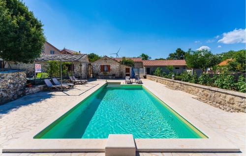 Πισίνα στο ή κοντά στο 3 Bedroom Pet Friendly Home In Medvida