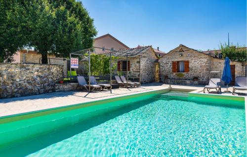 Πισίνα στο ή κοντά στο 3 Bedroom Pet Friendly Home In Medvida