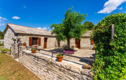 Κήπος έξω από το 3 Bedroom Pet Friendly Home In Medvida