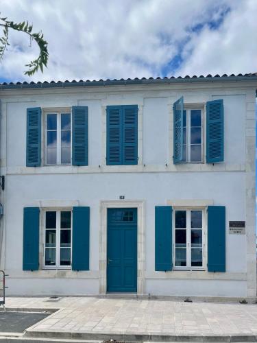 Maison vue sur mer paisible