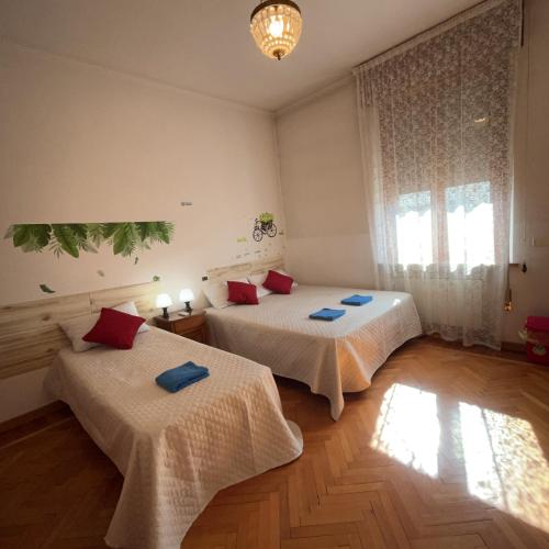 a bedroom with two beds and a window at 旅途之家 in Mestre