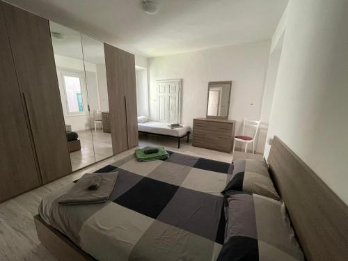a bedroom with a bed with a checkerboard pattern at Appartamento Centro Storico Porlezza in Porlezza