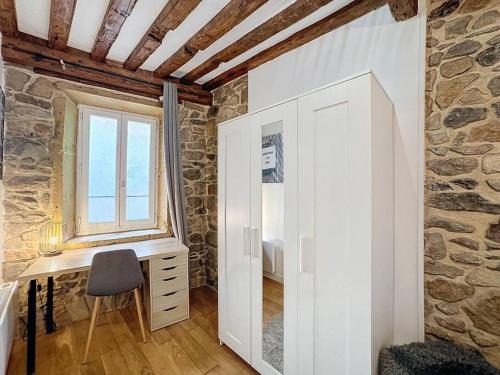 Cette chambre comprend un bureau, une fenêtre et une chaise. dans l'établissement My home st barthelemy 1, à Lyon