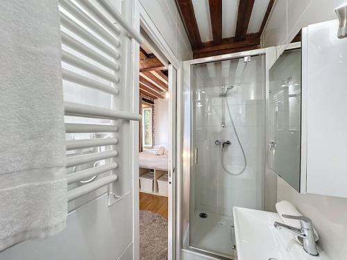 une salle de bain blanche avec une douche et un lavabo dans l'établissement My home st barthelemy 1, à Lyon