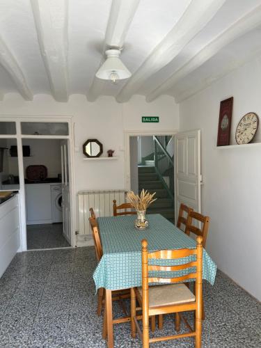 a dining room with a table and chairs at Enara-enea in Morentin