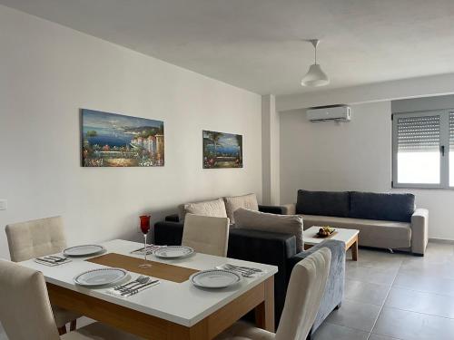 Saranda Terraces View tesisinde bir oturma alanı