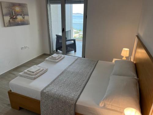 Saranda Terraces View tesisinde bir odada yatak veya yataklar