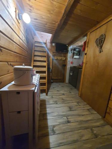 une chambre avec un escalier et une chambre avec une cuisine dans l'établissement Chalet savoyard 