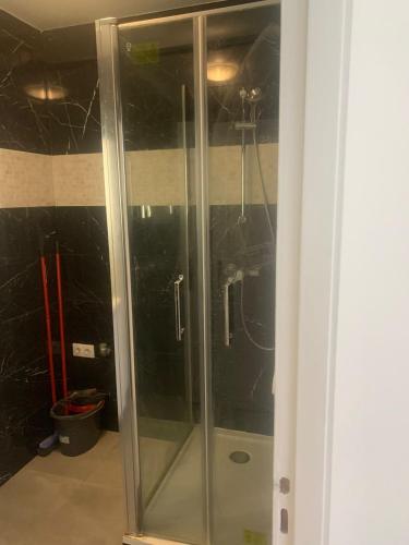 Cette chambre dispose d'une douche en verre. dans l'établissement Appartement cosy à 15 mins de Paris, à Colombes