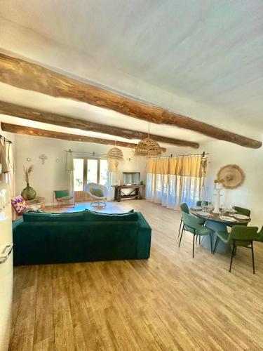 un salon avec un canapé vert et une table dans l'établissement La Casa D'Ange Bergerie de Luxe Piscine chauffée, à Lama
