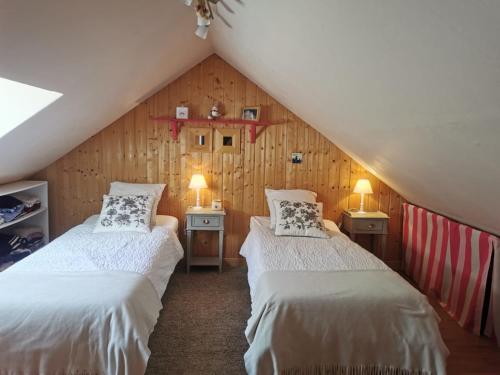 Postel nebo postele na pokoji v ubytování La maison bois