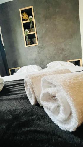 une chambre avec deux lits avec des serviettes blanches dessus dans l'établissement Studio Woody entre Disney et Paris, à Lagny-sur-Marne