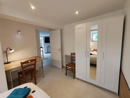 - une chambre avec un bureau, un lit et une table dans l'établissement appartement Olivier, à Vence