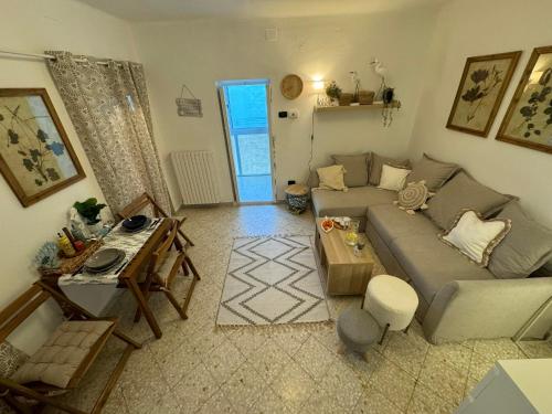 un salon avec un canapé et une table dans l'établissement PrincipeAmedeo apartment 89 steps to the terrace, à Bari