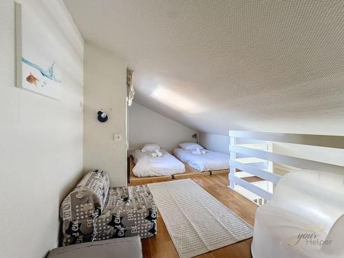 une chambre avec deux lits et un canapé dans l'établissement Le Belvédère YourHostHelper, à Deauville