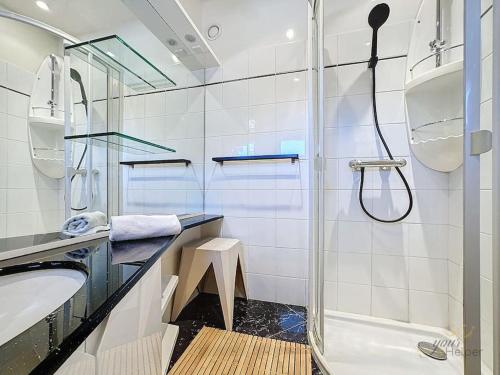 une salle de bain avec une douche, un lavabo et une baignoire dans l'établissement Le Belvédère YourHostHelper, à Deauville