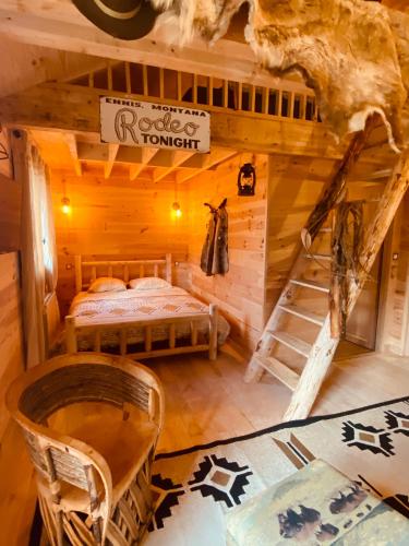 Ce chalet en rondins comprend un lit dans une chambre. dans l'établissement Escapade dans un Ranch, à Le Sourn