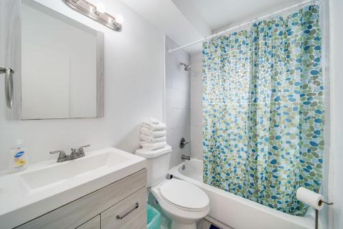Ένα μπάνιο στο Beachside 1 b/r, w/2 Queen Beds, Ocean Drive SOBE