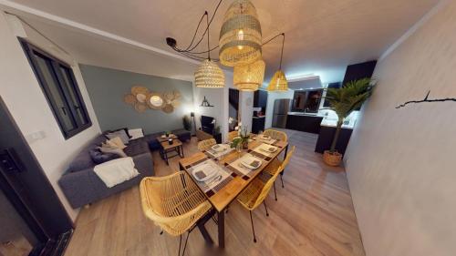 an overhead view of a living room with a table and chairs at Le 44 - Maison familiale - Grand confort - 700m Plages in Dinard