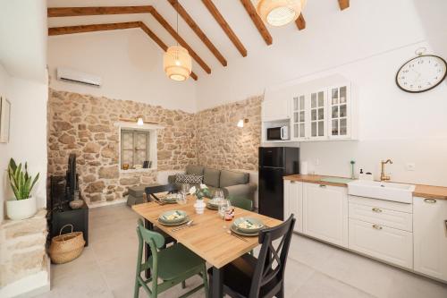 Kuchyň nebo kuchyňský kout v ubytování Stone House Lole