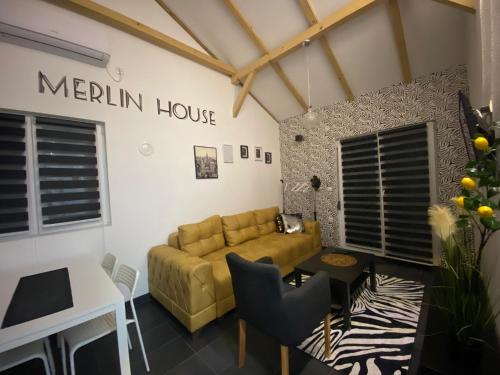 Ruang duduk di MERLIN House