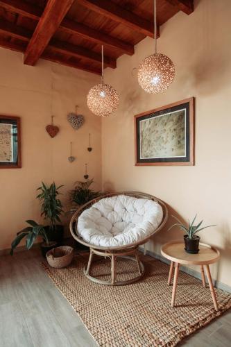 a living room with a white couch and potted plants at AguaMar Vichayito in Los Órganos