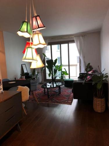 un salon avec un canapé et une table dans l'établissement Appartement cosy et calme - au cœur de Levallois - avec balcon, à Levallois-Perret