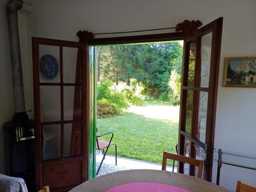 an open door with a view of a yard at La casa di nonna Angela in Sassello