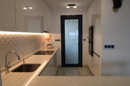 Η κουζίνα ή μικρή κουζίνα στο SUNSET WAVES The View