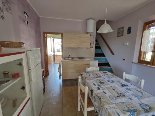 a kitchen and dining room with a table at L06 - Trilocale a 300 mt dal mare in Ancona